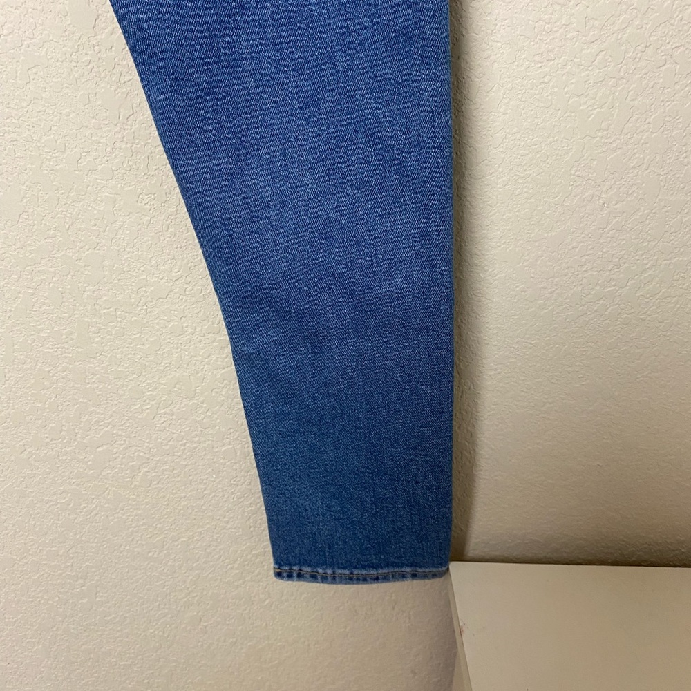 American Eagle Tomgirl Medium Wash Button Tab Straight Leg Jeans Size 28” - Picture 13 of 15